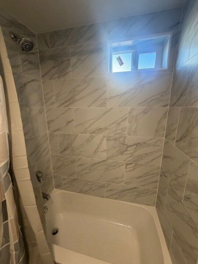 Building Photo - Beautifully Remodeled 3 Bedroom, 1 Bath Home – Move-In Ready!