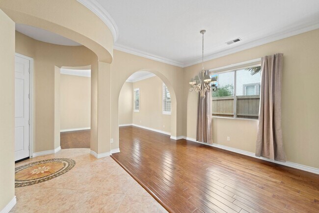 Building Photo - Beautiful & Spacious Single Level Eastlake...