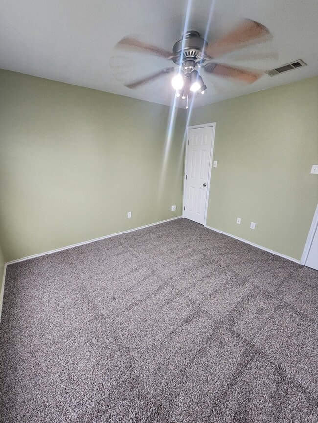 Building Photo - 3 bed 2 bath home, 1 car garage