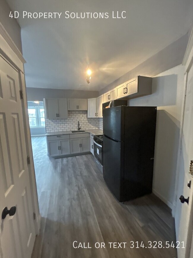 Building Photo - Cozy and Spacious Living in Upstairs Unit ...