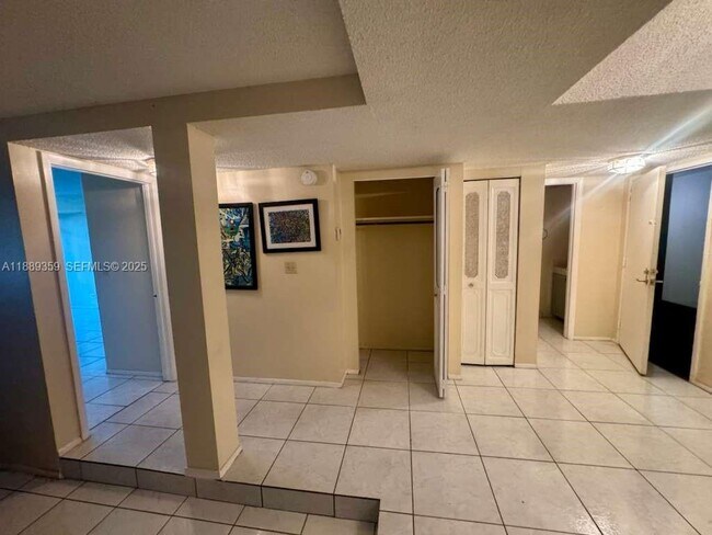 Building Photo - 3720 Inverrary Dr