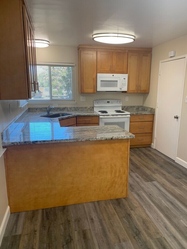 Building Photo - 39-1810