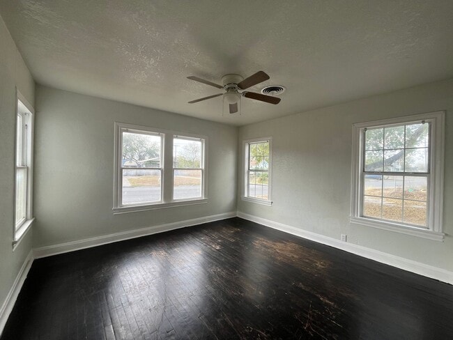 Building Photo - HOUSING VOUCHERS ACCEPTED