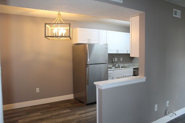 Building Photo - 2 bed Condo in Quiet Neighborhood