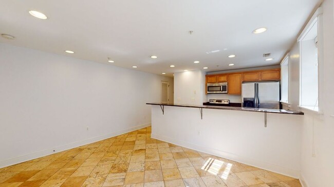 Building Photo - Spacious One Bedroom Condo!