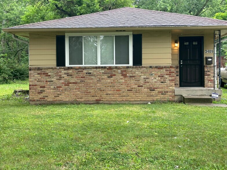 Primary Photo - 3409 N Leland Ave