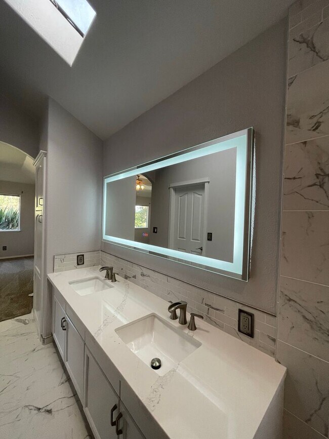 Building Photo - Beautiful South West Visalia home Near El Diamante school with a pool!!