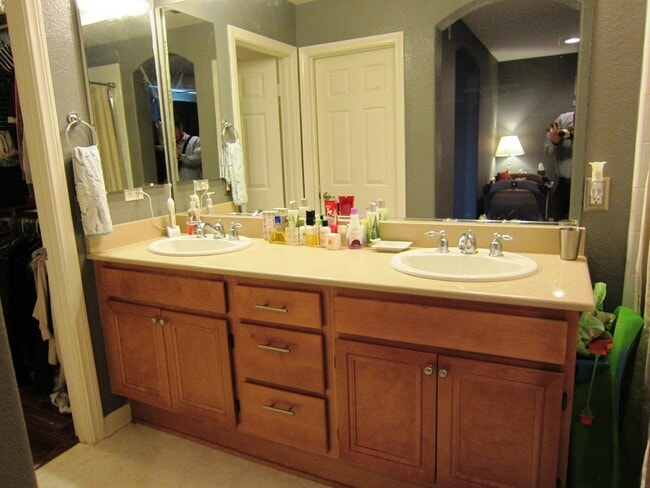 Building Photo - ESCALA - Luxury 2 / 2.5 Townhouse + 2 Car Garage in Gated Escala Community