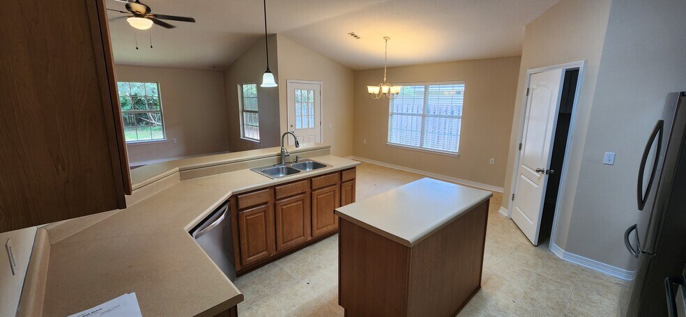Building Photo - 2318 Tall Oak Dr