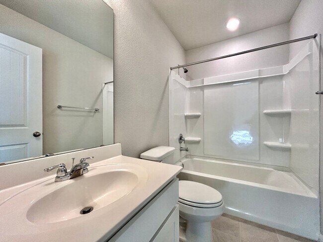 Building Photo - Stunning 4-Bed + Office Home in Lagos Community!