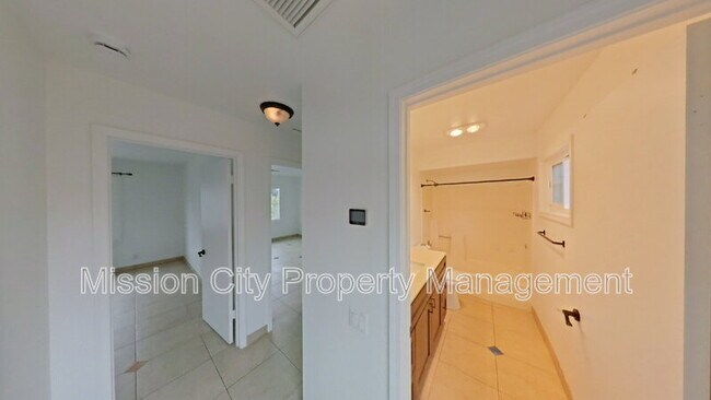 Building Photo - 432 Via Rosa