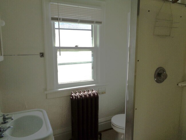 Building Photo - 1420 Garfield St