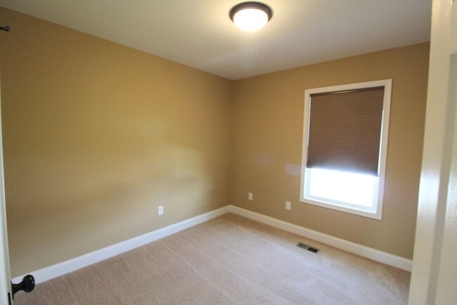 Building Photo - 800 Carson Cir