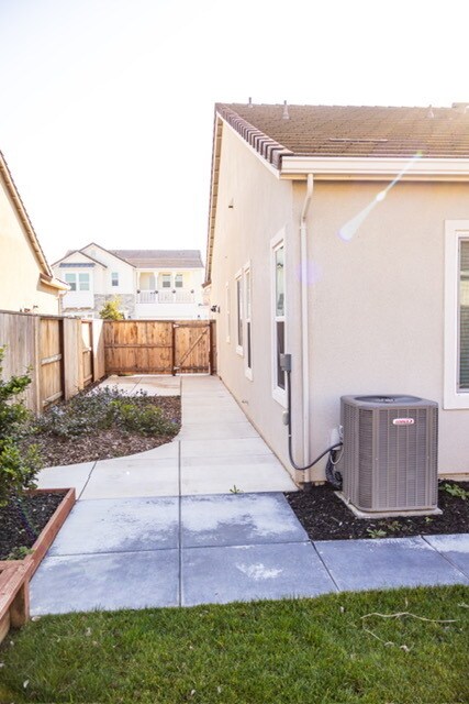 Building Photo - Lodi 3 Bedroom plus Office or Study 3 Bathroom Solar Power Home