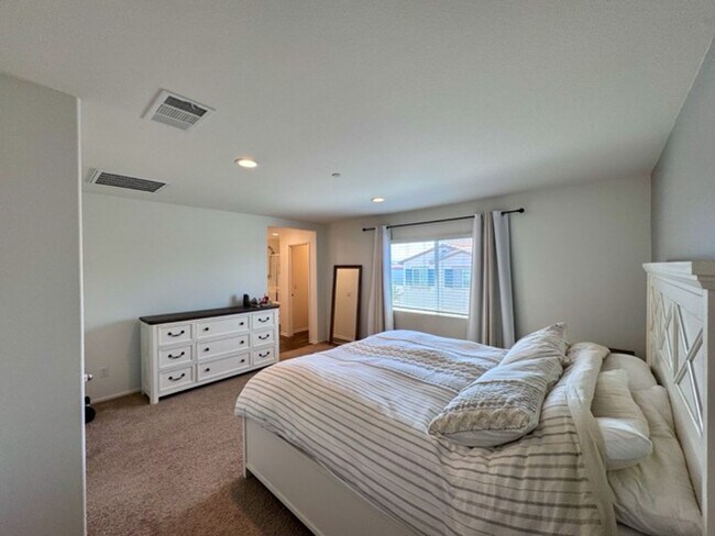 Building Photo - Beautiful 3 bedroom Town house available f...