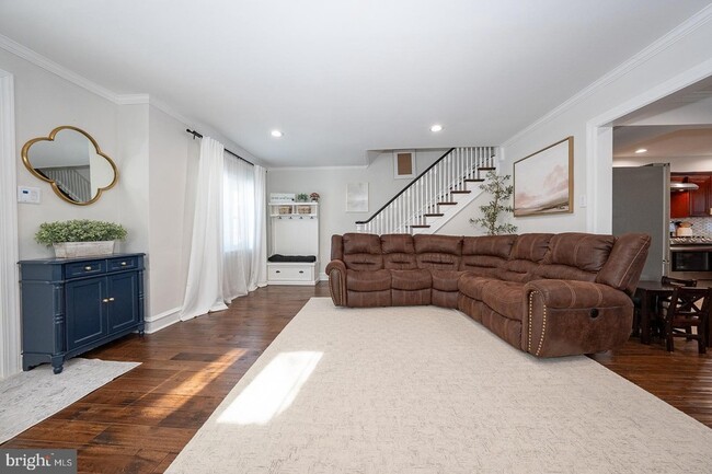 Building Photo - 227 E Hathaway Ln