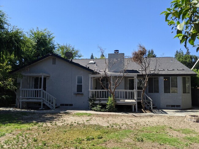 Building Photo - Nice 3 bedroom home, recently updated offe...