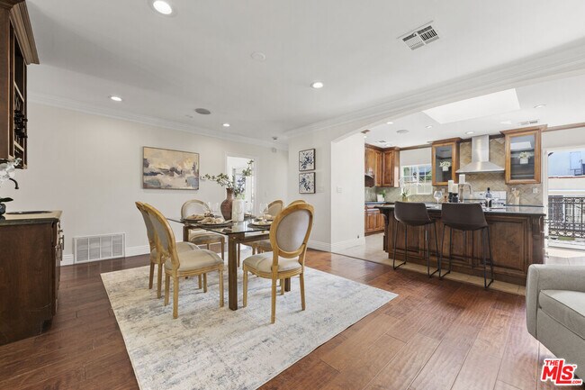 Building Photo - 1114 S La Peer Dr