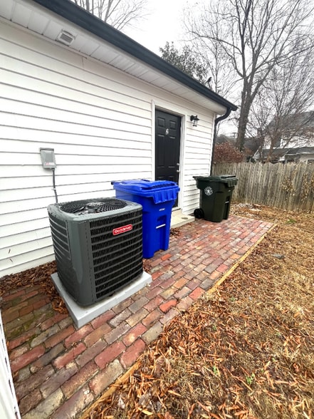 Building Photo - 711 S Jackson St