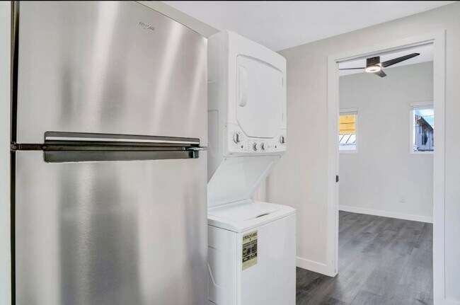 Building Photo - Beautiful Renovated 1 Bed/1 Bath w/yard