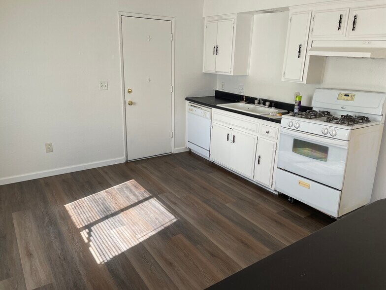 Kitchen - 218 Woodrow Ave