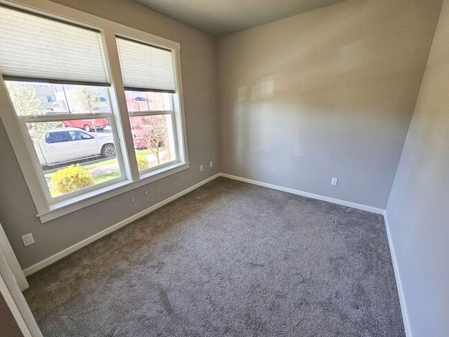 Building Photo - 1400 Dahlia St