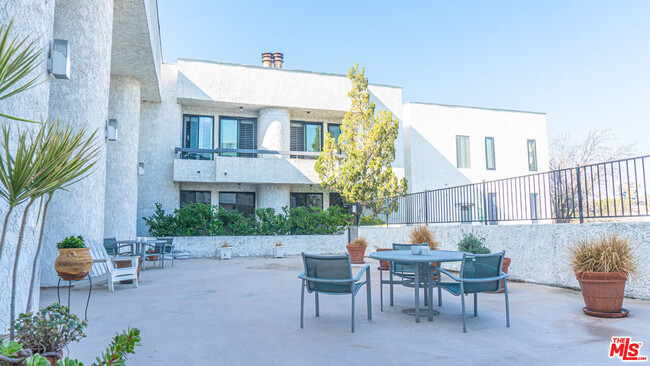 Building Photo - 10861 Moorpark St