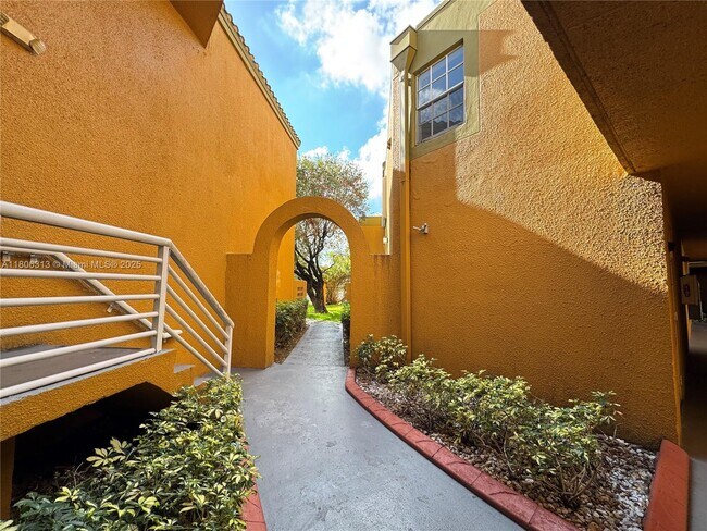 Building Photo - 9701 Fontainebleau Blvd