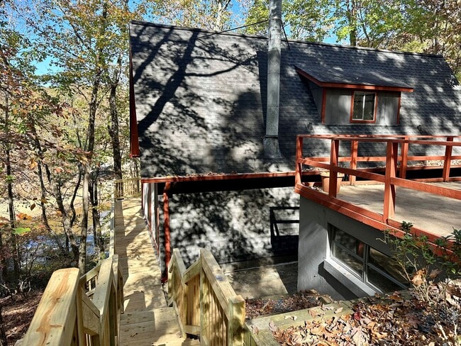 Building Photo - Lake Front Living on Lanier!