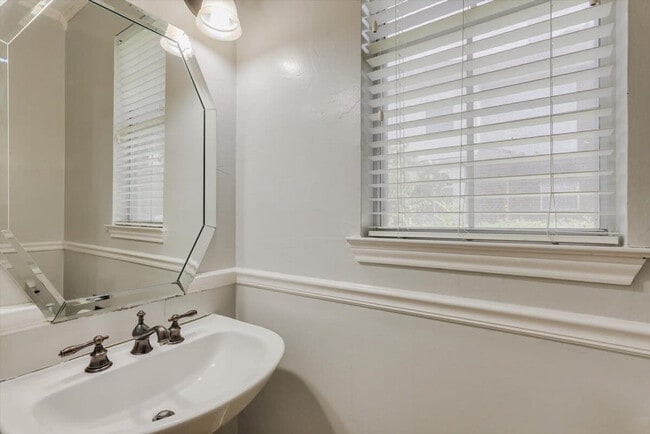 Building Photo - 7402 Brookhaven Dr