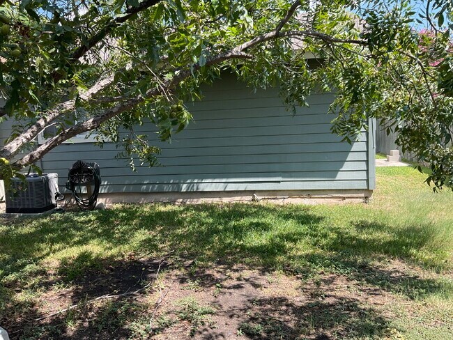 Building Photo - Three Bed/Two Bath with Personality and Charm