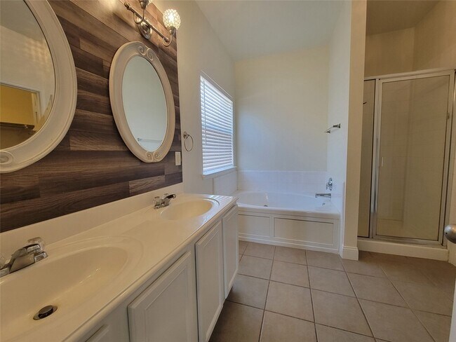 Building Photo - 1028 Utopia Ln