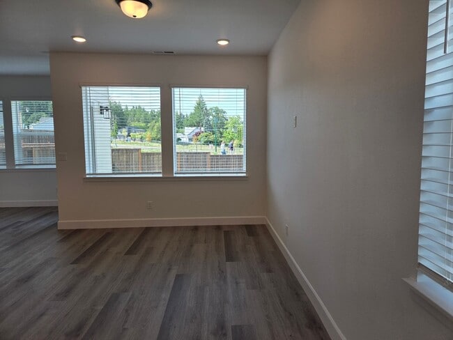 Building Photo - Brand New 3 bdrm 2 1/2 bath townhouse