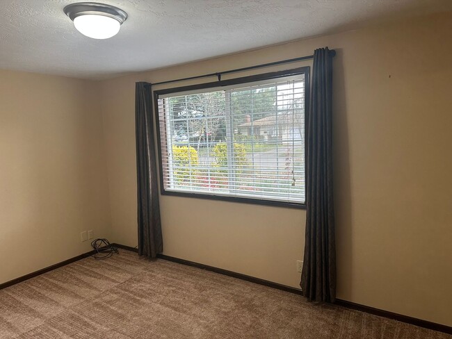 Building Photo - Freshly updated 2 bedroom 1 bathroom duple...