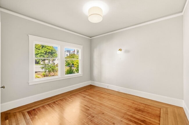 Building Photo - Classic 3bed/2bath Home Near Lake Merritt with Fresh Updates