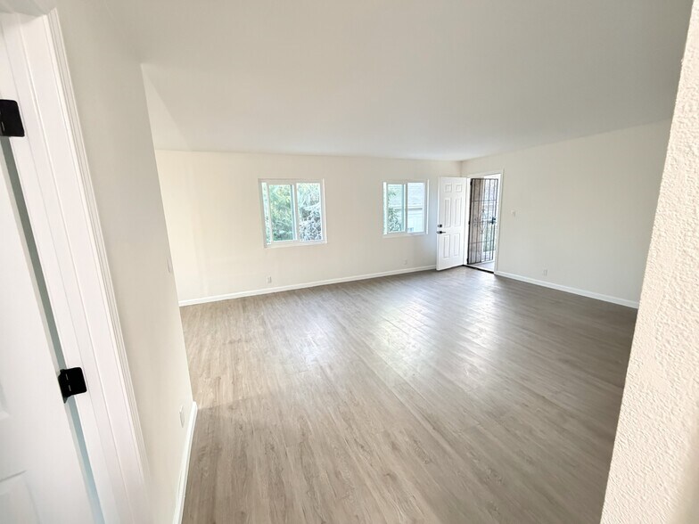 Living Room - from hall - 1924 Park Grove Ave