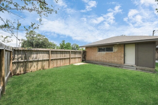 Building Photo - 8102 Bob White Dr