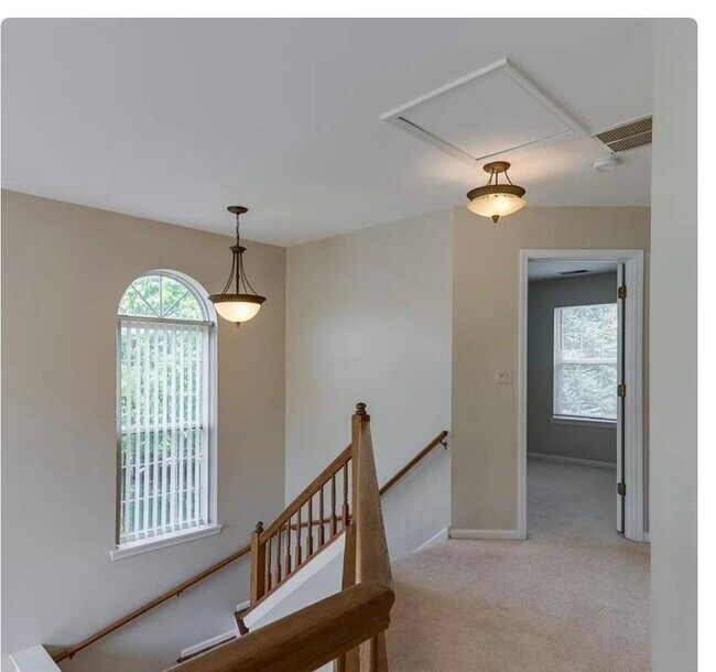 Building Photo - 1 S Oakhurst Dr