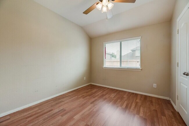 Building Photo - "Spacious 4-Bedroom with 2 Baths and 2,116 Sq Ft in Little Elm!"