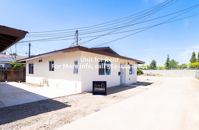 Building Photo - House - 2 Bedrooms + 1 Office / 1 Bathroom - Paramount