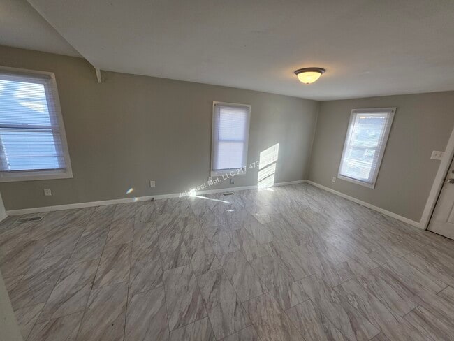 Building Photo - Cute 2 bedroom house with XL 2 car garage!