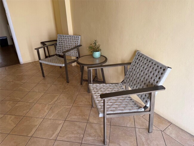 Building Photo - 1161 Hillsboro Mile