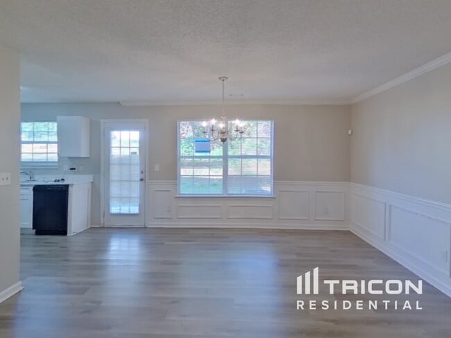 Building Photo - 1896 Roble Dr