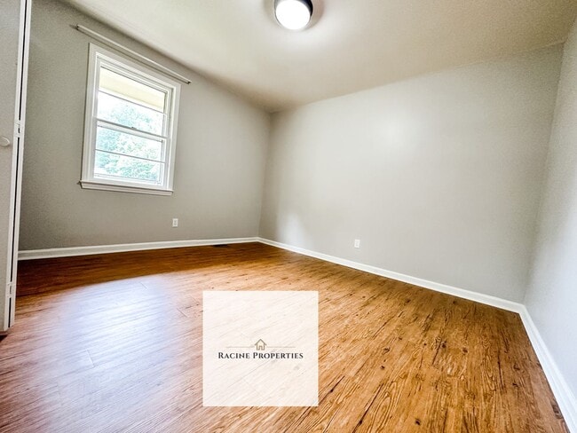 Building Photo - Charming Home in Laurens