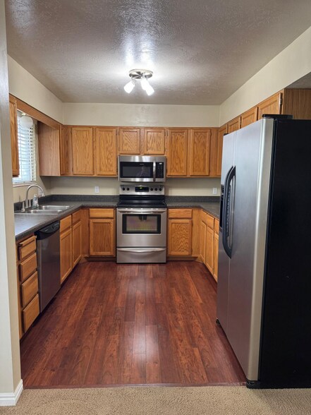 Building Photo - 800 Gatewood Dr