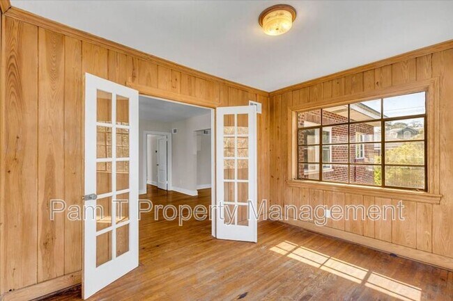 Building Photo - 625 E 41st St