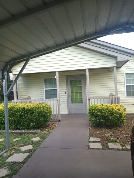 Front - 206 Orchard Way