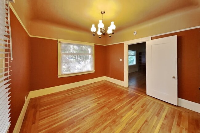 Building Photo - Charming Lank Park Bungalow