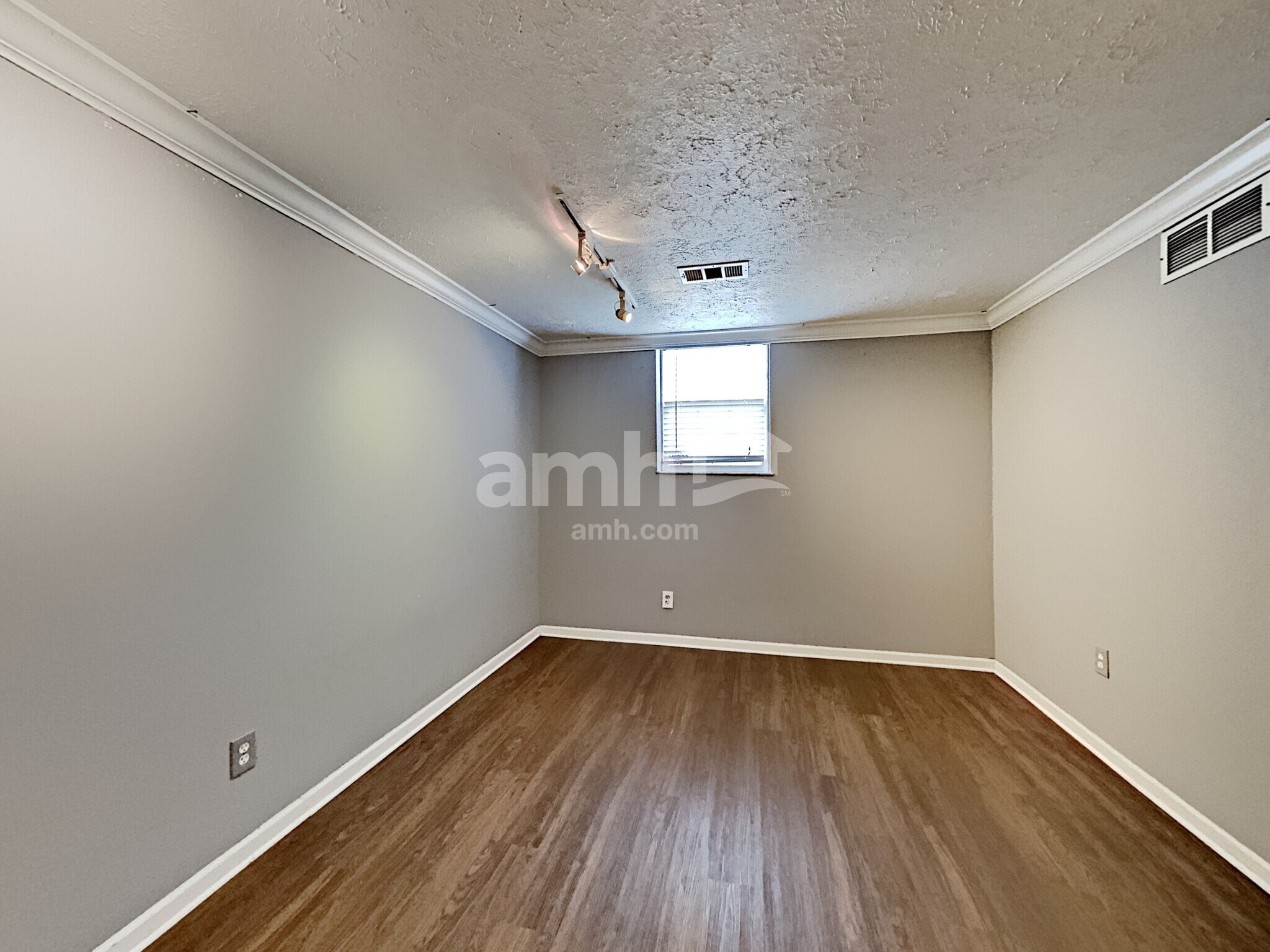 Building Photo - 136 River Walk