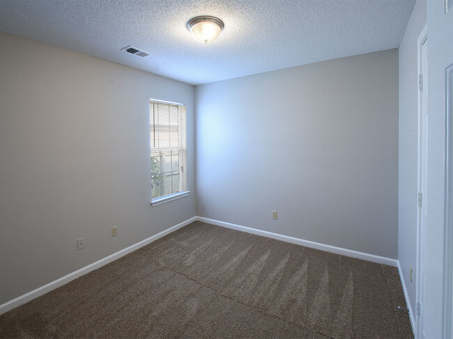 Building Photo - 3 Bedroom, 2 Bath Near Whitten and Dexter